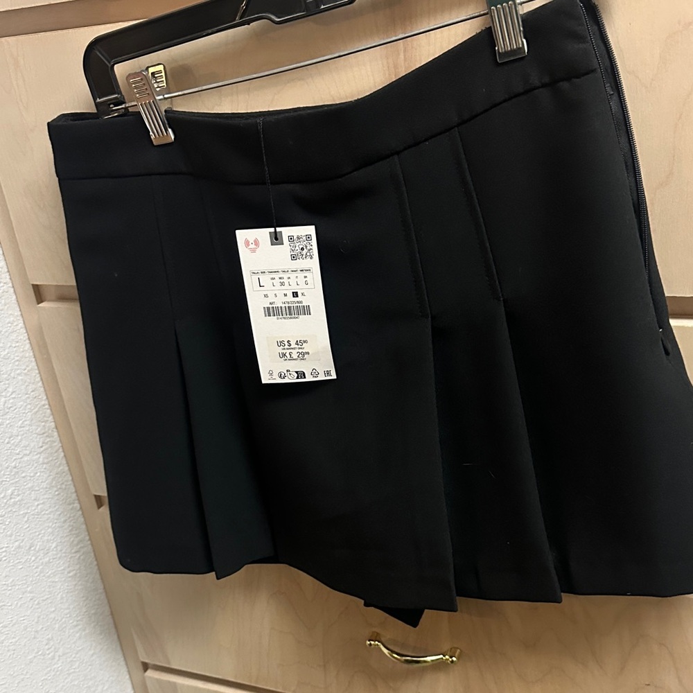 Zara Elegant Black Pleated Mini Skirt